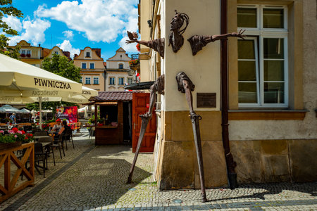 02 08 2022: Monument to Street Theater, sculpture by Vahan Bego in old town of Jelenia Gora. Polahdのeditorial素材