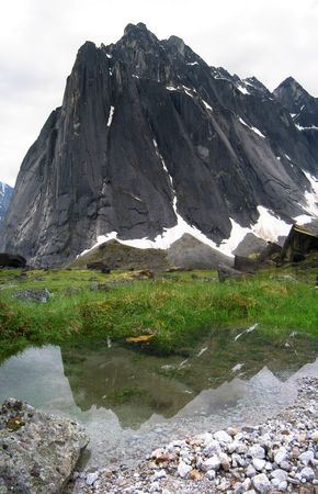 vertical image of East Huey spire in the cirque of the unclimbables reflected in a poolの写真素材