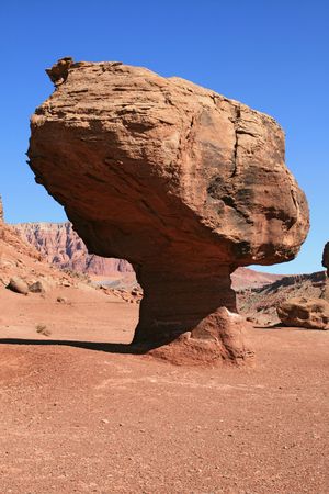 sandstone boulder balanced on a pedestal in the Northern Arizona desertの写真素材