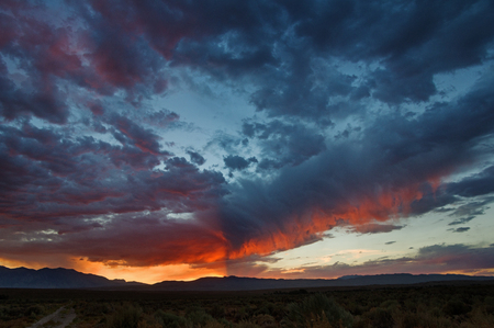 dramatic sunset over the Owens Valley with distant mountainsの写真素材