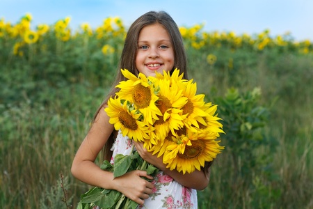 A little girl is in the fieldの写真素材
