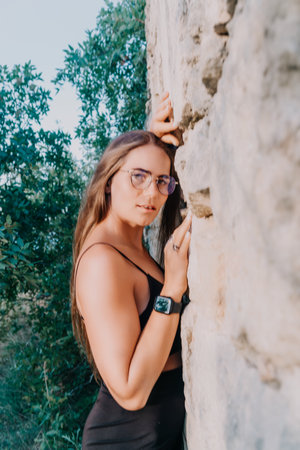 Woman summer travel. Happy tourist enjoy taking selfie photo outdoors for memories. Woman traveler posing in summer park on sunset, sharing travel adventure journeyの写真素材