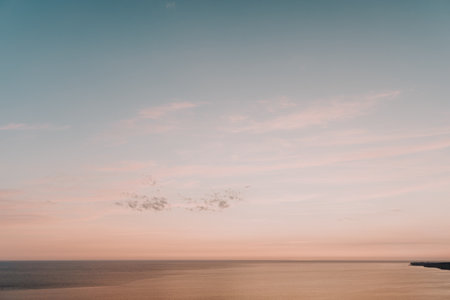 Peaceful Sunset Over the Oceanの写真素材