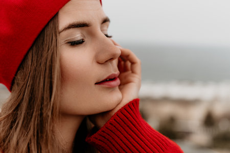 Woman Beauty Beret Close Up Contemplation Relaxation Outdoorsの写真素材