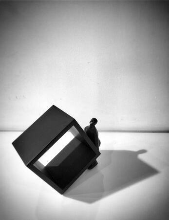 Wood model of a man lifting big boxの素材