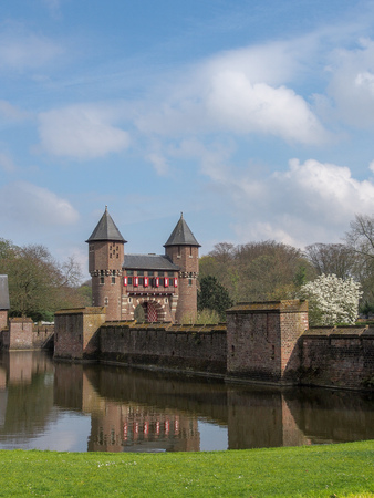 beautiful romantic Holland castle on water , Kasteel De Haarのeditorial素材