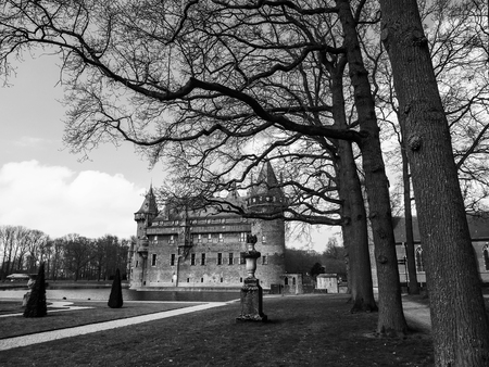 Black and white image of beautiful romantic Holland castle on water de Haarのeditorial素材