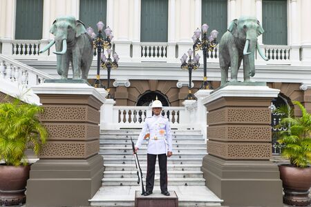 BANGKOK THAILAND SEPTEMBER 25, 2016 : A Thai Army soldier stands guard inside Grand Palace in Bangkok, Thailandのeditorial素材