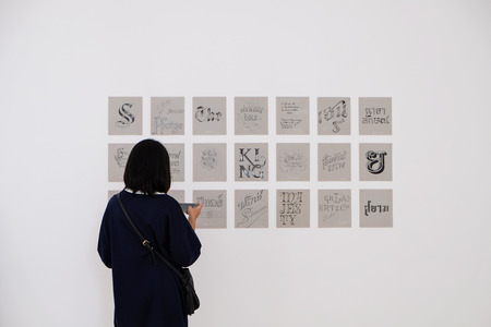 BANGKOK - 2016, OCTOBER 8 : A girl look at painting art galleries at Bangkok Art and Culture Centre in Bangkok, Thailandのeditorial素材