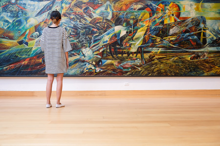 BANGKOK - 2016, OCTOBER 8 : A girl look at painting art galleries at Bangkok Art and Culture Centre in Bangkok, Thailandのeditorial素材