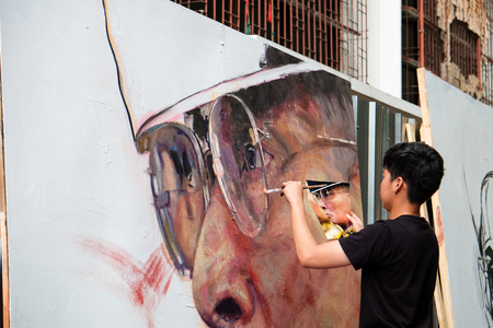 BANGKOK, THAILAND - OCT 24, 2016 : Thai artist paint portraits of the Thai King Bhumibol Adulyadej at Silpakorn University in Bangkok, Thailandのeditorial素材