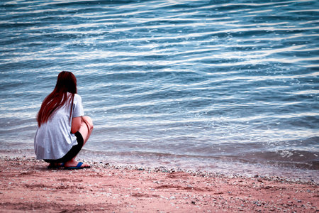 Alone woman and the sea