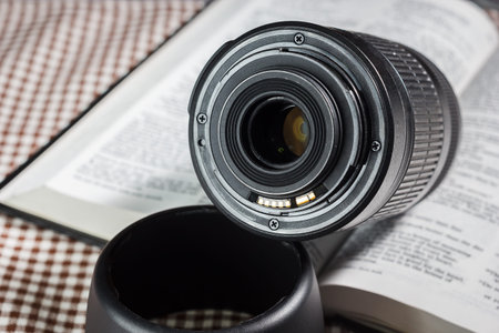 Digital camera auto focus lens