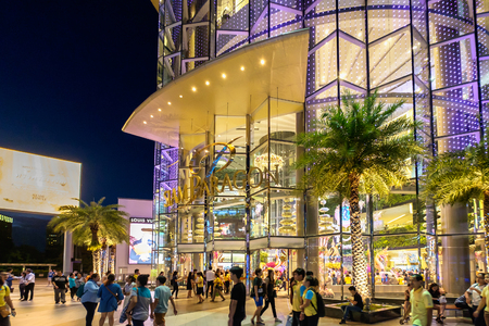 Bangkok, Thailand - June 9, 2016: Shoppers visit Siam Paragon mall in Siam Square mall on in Bangkok, Thailand. With 300,000 m 2 of retail space Siam Paragon is one of the largest malls in the world.のeditorial素材