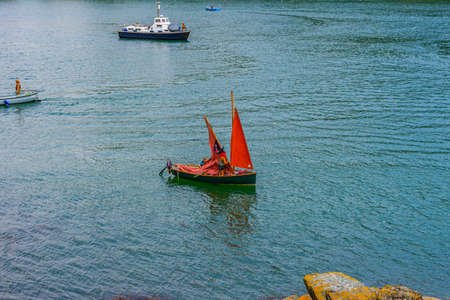 26 July 2018 - Dartmouth, Devon, UK: Family dressed as pirates in River Dart. The River Dart is a river in Devon, England which rises high on Dartmoor, and releases to the sea at Dartmouth.のeditorial素材