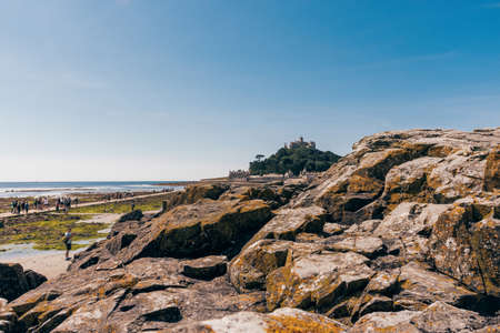 25 July 2018: Marazion, Cornwall, UK-View of St. Michael's Mount from the Chapel Rock.The rock is the site of an ancient oratory / chapel.The Chapel was destroyed by the Royalists in 1645 .Chapel Rock is one of the sites used to land passengers from thのeditorial素材