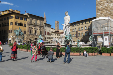 FLORENCE, ITALY - CIRCA JUNE 2016 - tourists taking pictures on Piazza della Signoriaのeditorial素材