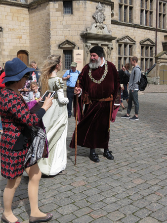 HELSINGOR, DENMARK - CIRCA AUGUST 2017: Ophelia and Polonius with tourists at the Castle of Helsingor (Hamlet's Elsinore)のeditorial素材