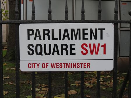 LONDON, UK - CIRCA NOVEMBER 2019: Parliament Square street label in Westminsterのeditorial素材