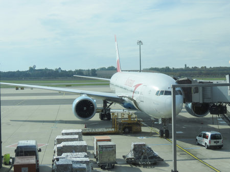 VIENNA, AUSTRIA - OCTOBER 07, 2018: Austrian Airlines Boeing 777 during boardingのeditorial素材