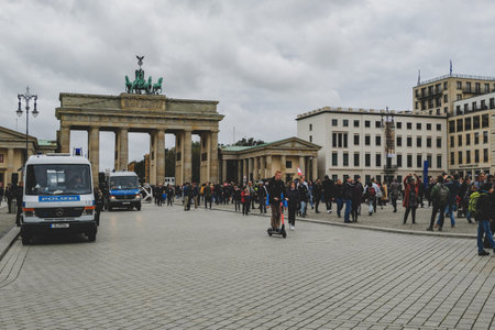Wide view of pariser square mood with people, police and brandeburg gate,berlinのeditorial素材
