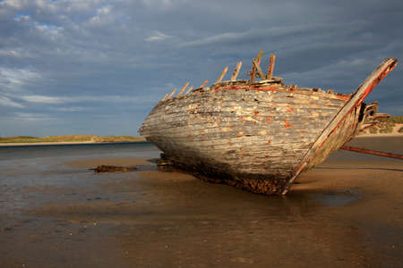 Bunberg (Ireland), - July 25, 2016: Beached wreck in Bunbeg beach, Co. Donegal, Irelandのeditorial素材