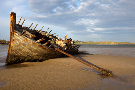 Bunberg (Ireland), - July 25, 2016: Beached wreck in Bunbeg beach, Co. Donegal, Irelandのeditorial素材