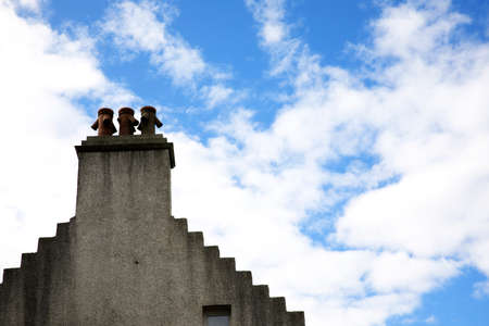 Foto de Kirkwall - Orkney (Scotland), UK - August 07, 2018: A chimney in Kirkwall village, Scotland, Highlands, United Kingdom - Imagen libre de derechos