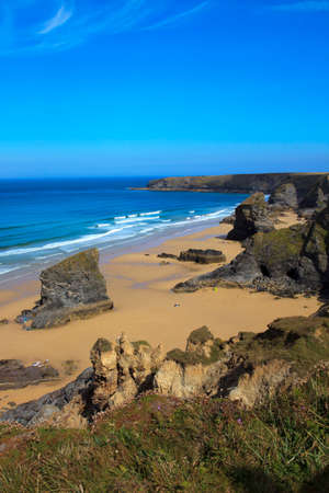 Foto de Bedruthan Steps (England), UK - August 13, 2015: Bedruthan Steps beach and coast, Cornwall, United Kingdom. - Imagen libre de derechos