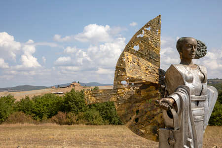 San Quirico d 'Orcia (SI), Italy - August 05, 2021: Sculpture near The Cappella della Madonna di Vitaleta, Tuscany, Italyのeditorial素材