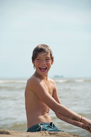 The undressed boy on a beach shouts の写真素材