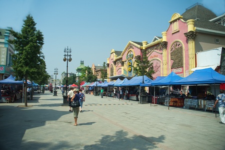 Russisn shopping and commercial area in Dalyan China packed with people - 26th March 2005.のeditorial素材