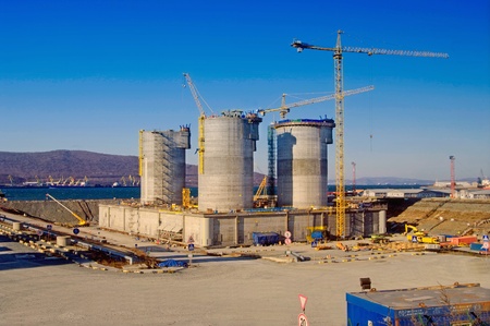  building of an oil-extracting platform under the Nachodka in Russiaのeditorial素材