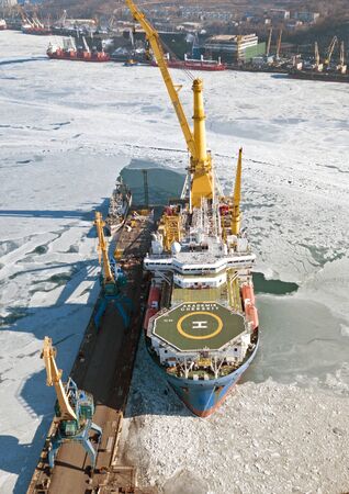 Nakhodka, Russia - February 06, 2020: Crane-laying pipe-laying vessel Academic Chersky former Jackson 18, a ship owned by Gazpromのeditorial素材