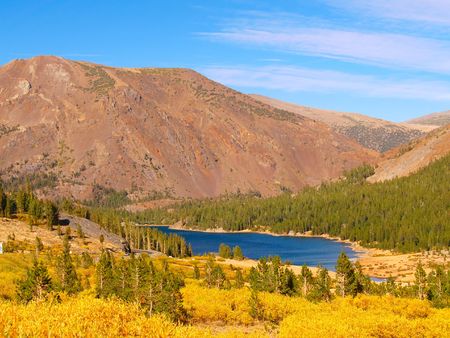 Deep blue mountain lake in Yosemite high country       の写真素材