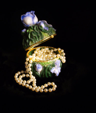 Partly open decorative jewel case with cascade of pearlsの写真素材