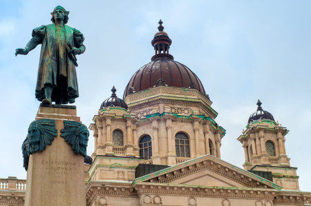 A statue of Christoper Columbus stands before the Onanadaga County Courthouse in Syracuse NYのeditorial素材