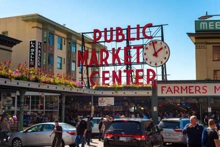 SEATTLE, WA - SEPTEMBER 11, 2016: The Pike Place Market, with its famous sign and clock, attracts large crowds of visitors every day.のeditorial素材
