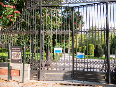 Madrid, Spain; 01/05/2020: El Retiro Park closed during the state of alarm due to coronavirus with a sign on the door that says: "park closed, access is forbidden, we are sorry for the inconvenience"のeditorial素材
