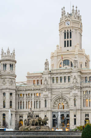 Cibeles fountain with the homonymous palace, seat of the Madrid city council behindのeditorial素材