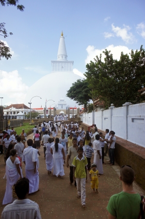 People go to the stupa Ruvanvelisaya. Anuradhapura city. Sri Lankaのeditorial素材