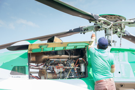 Engineer maintaining a helicopter Engineのeditorial素材