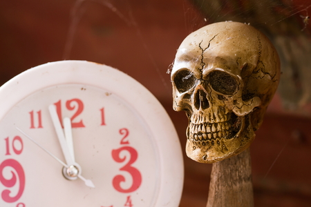 Skull waiting time on clock vintage toneの写真素材