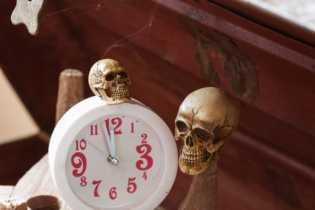 Skull waiting time on clock vintage toneの写真素材