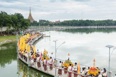 KHONKAEN, THAILAND - OCTOBER 6 : An unidentified people gives food to a monk at Kaennakhon lake bridge.Thai traditional, people will make merit making by give food to monk on October 6, 2017 in Khonkaenのeditorial素材