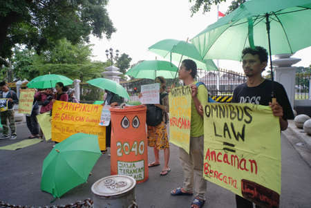 Yogyakarta, Indonesia, Feb 28, 2020. Environmentalist activists who are members of Climate Concern Community Network have held protest actions related to the government's plan to issue an Omnibus Law.のeditorial素材
