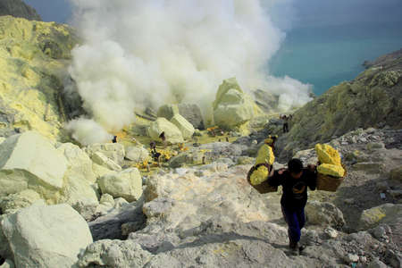 Banyuwangi, Indonesia, May 27, 2015. Sulfur miners in Ijen crater. The crater predicted to produce more than 36 million cubic meters of hydrogen chloride and sulfur with an area of 5000 Haのeditorial素材