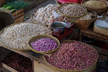 Assorted onions in a traditional market stall.の写真素材