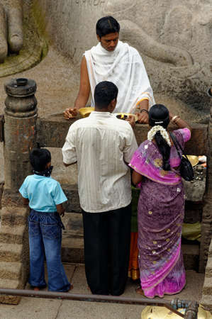 Family received blessings from the priest at  Gommateshwara statue located on Vindyagiri at Shravanbelagola in the Indian state of Karnataka. November 2009のeditorial素材