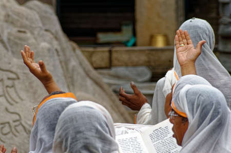 Male worshiper praying at Gommateshwara statue located on Vindyagiri at Shravanbelagola in the Indian state of Karnataka.のeditorial素材
